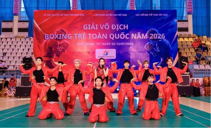 Nữ ca sĩ - giáo viên Vương Thu Hà mang đến nguồn năng lượng khỏe khoắn khi trình diễn tại lễ khai mạc.