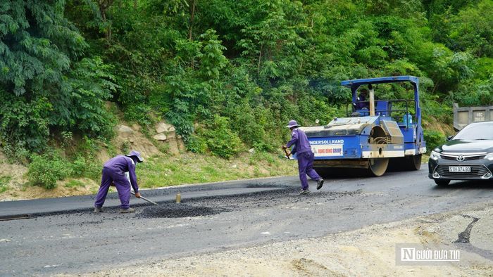 Theo Ban Quản lý dự án Đường bộ miền Trung, tại vị trí Km21+400, một trong những "điểm nghẽn" khó khăn nhất của dự án do điều kiện địa chất phức tạp với nhiều tầng đá cứng, công tác thi công nền đường từng kéo dài hơn dự kiến. Tuy nhiên, sau quá trình tập trung xử lý kỹ thuật và huy động tối đa nhân lực, thiết bị, đến nay khu vực này đã cơ bản được khắc phục. Ghi nhận thực tế cho thấy, nhà thầu đang khẩn trương triển khai thảm bê tông nhựa để hoàn thiện mặt đường, góp phần tháo gỡ nút thắt quan trọng, tạo điều kiện thông suốt toàn tuyến và đẩy nhanh tiến độ hoàn thành dự án.