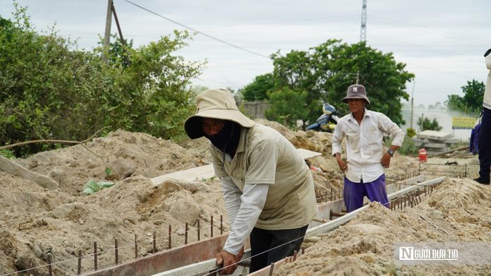 Theo ông Lê Văn Chung, hiện nay các đơn vị thi công đang tiếp tục huy động nhân lực, thiết bị để hoàn thiện những hạng mục còn lại, trong đó tập trung gia cố mái taluy, hoàn thiện các đường cứu nạn, bổ sung hệ thống rãnh thoát nước tại một số vị trí theo kiến nghị của địa phương, đặc biệt trên đoạn tuyến qua xã Lương Sơn.