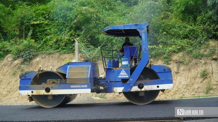 "Thời gian qua, Ban Quản lý dự án, tư vấn giám sát và các nhà thầu đã tập trung cao độ để xử lý các vị trí khó khăn về địa chất, đặc biệt là khu vực Km21, vị trí nút giao cao tốc và Cầu cạn số 4. Việc tháo gỡ các điểm nghẽn này đã giúp dự án cơ bản thông tuyến, đáp ứng nhu cầu đi lại của người dân và tạo thuận lợi cho phát triển kinh tế - xã hội của địa phương", ông Chung cho biết.