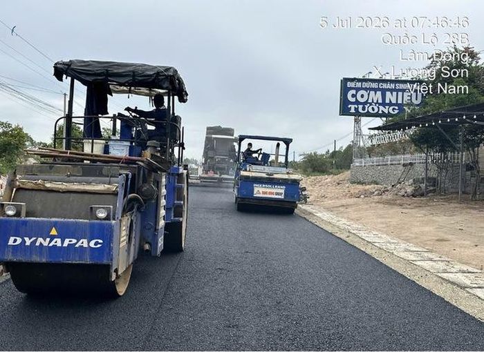 Các thiết bị, máy móc được huy động tối đa để đẩy nhanh tiến độ thi công tại khu vực nút giao cao tốc Km7.