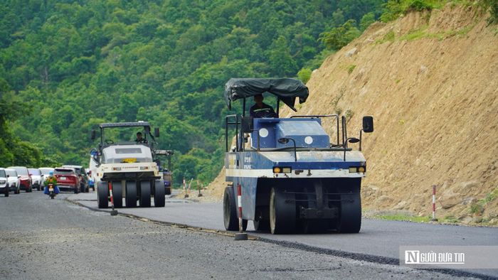 Các thiết bị, máy móc được huy động tối đa để đẩy nhanh tiến độ thi công tại khu vực Km21.
