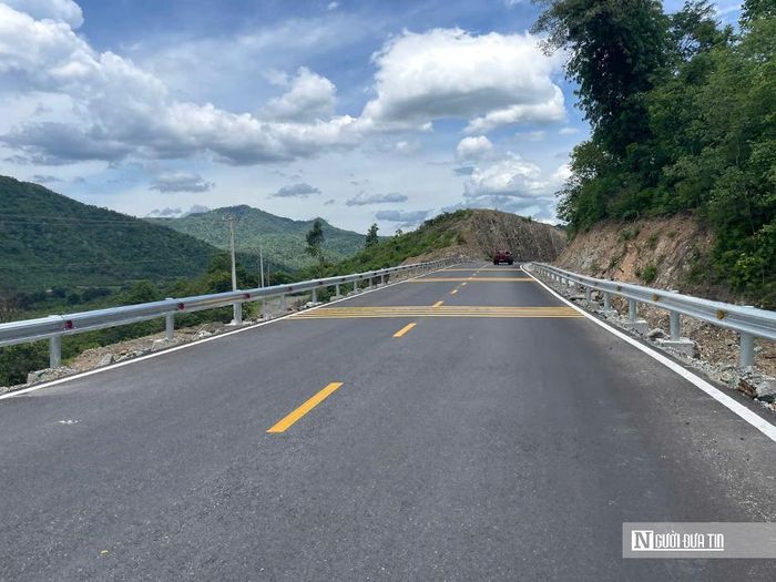 Song song với việc hoàn thành các hạng mục chính, nhà thầu đang tập trung thi công gia cố mái taluy, bổ sung hệ thống rãnh dọc, hoàn thiện biển báo, hộ lan và các hạng mục an toàn giao thông theo kiến nghị của địa phương và lực lượng Cảnh sát giao thông.