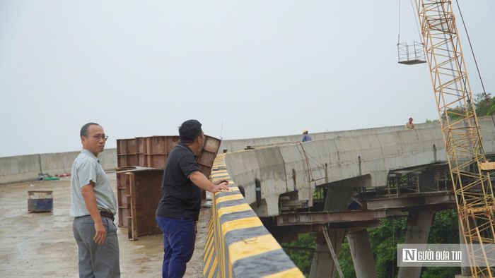 Lãnh đạo Ban Quản lý dự án Đường bộ miền Trung (Cục Đường bộ Việt Nam) kiểm tra các hạng mục tại cầu cạn số 4.