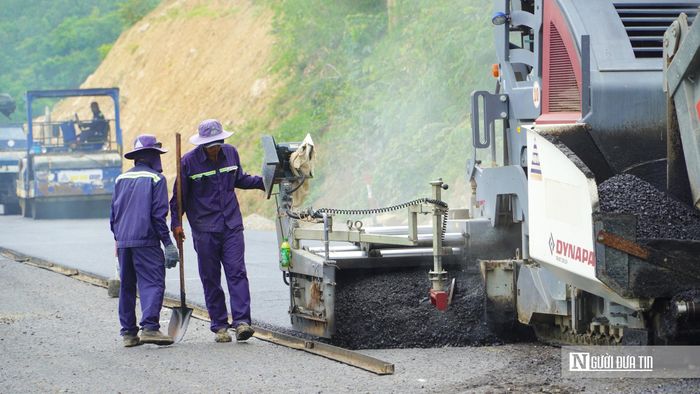Toàn cảnh công trường tại Km21, nơi từng là điểm nghẽn về địa chất của dự án, hiện đang được nhà thầu tập trung thảm bê tông nhựa để hoàn thiện mặt đường.