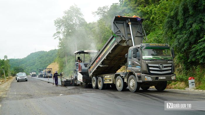 Những xe tải chuyên dụng liên tục vận chuyển bê tông nhựa nóng đến vị trí Km21, bảo đảm nguồn vật liệu phục vụ thi công liên tục.
