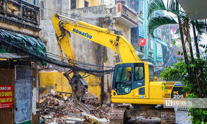 Theo ghi nhận những ngày qua, các hộ dân sinh sống tại ngõ 381 Nguyễn Khang đã tiến hành di dời tài sản, bàn giao mặt bằng để lực lượng chức năng tiến hành phá dỡ, đẩy nhanh tiến độ thực hiện dự án.