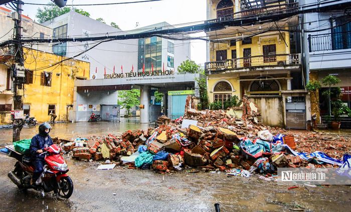 Người dân sinh sống lâu năm ở khu vực này cho biết, trước đây con ngõ này cứ nắng thì bụi bẩn bay mù mịt, còn mưa thì đường ngập ngụa bùn đất.