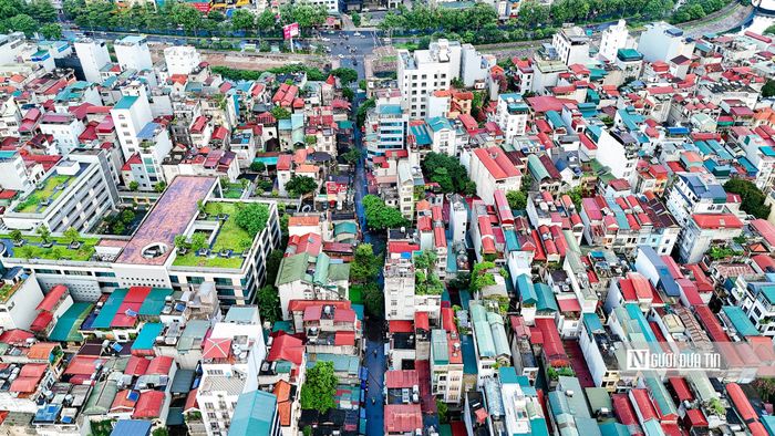 Theo ghi nhận của Người Đưa Tin, đoạn đường này còn được người dân xung quanh khu vực gọi là con ngõ "đau khổ" nhất Hà Nội vì mặt đường ở đây chỉ rộng khoảng 5m, có đoạn thậm chí chỉ rộng hơn 2m, cộng thêm mặt đường xuống cấp khiến người dân phải chật vật mỗi khi di chuyển qua đây.