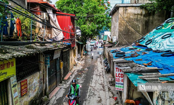 Theo đó, mặt đường nhỏ hẹp, lồi lõm nhiều năm không được sửa chữa càng khiến việc di chuyển của người dân gặp nhiều khó khăn.