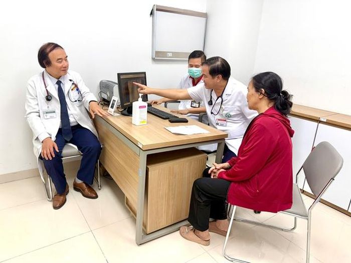 PGS.TS Đào Xuân Cơ - Giám đốc Bệnh viện Bạch Mai trực tiếp thăm khám và tư vấn cho người bệnh (Ảnh: BVCC).