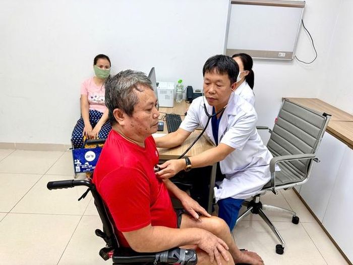 Các thầy thuốc thăm khám, tư vấn sức khỏe cho các thương bệnh binh (Ảnh: BVCC).