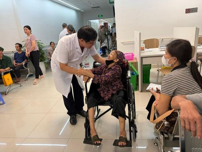 Các thầy thuốc Bệnh viện Bạch Mai cùng Trung tâm y tế xã Liêm Tuyền thăm khám sức khỏe cho bà con (Ảnh: BVCC).