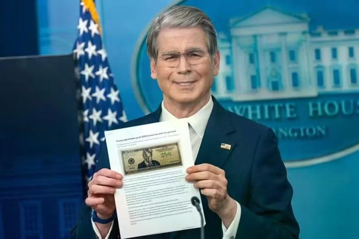 Bộ trưởng Tài chính Mỹ Scott Bessent giới thiệu tờ tiền kỷ niệm 250 năm quốc khánh mang ảnh chân dung ông Trump. Ảnh: AFP.