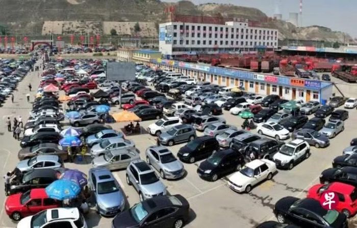 Chợ xe chạy xăng cũ: Rất ít người hỏi mua dù giá rất rẻ. Ảnh: Zaobao.