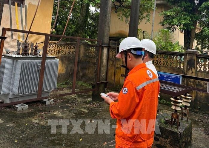 Cán bộ công nhân EVNHANOI kiểm tra tình trạng vận hành của trạm biến áp bơm tiêu Mạnh Tân. Ảnh: Quốc Lũy - TTXVN 