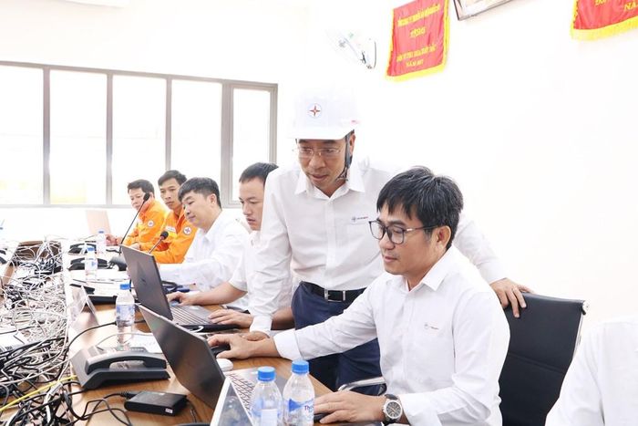 Ông Huỳnh Quang Thịnh – Phó Giám đốc PTC3 trực tiếp chỉ huy công tác diễn tập, kiểm tra diễn biến tình huống và phối hợp xử lý giữa các bộ phận. Ảnh: PTC3