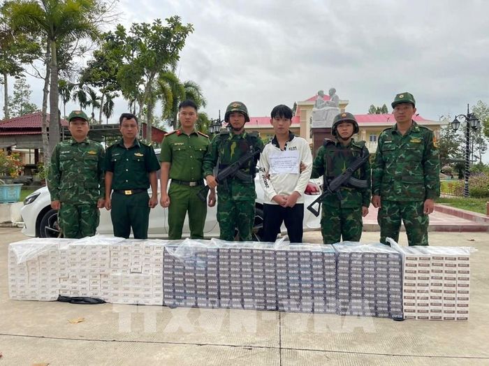 Đối tượng Nguyễn Trung Hậu cùng phương tiện và tang vật bị lực lượng chức năng bắt giữ. Ảnh: TTXVN phát