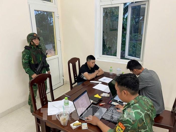 Đối tượng Nguyễn Thị Hiền làm việc với lực lượng chức năng. Ảnh: TTXVN phát
