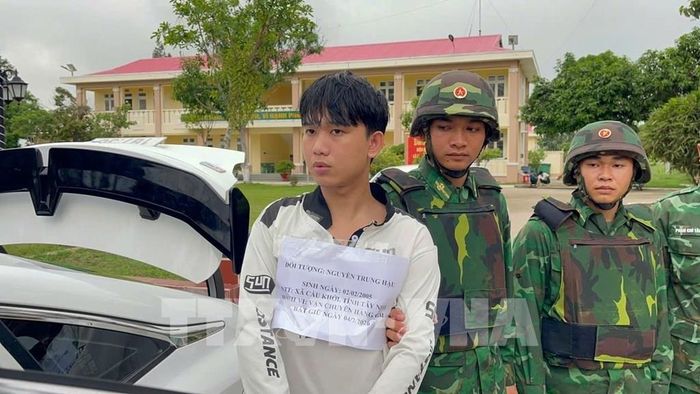 Đối tượng Nguyễn Trung Hậu bị lượng chức năng khi bị bắt quả tang vận chuyển gần 4.000 bao thuốc lá nhập lậu. Ảnh: TTXVN phát 