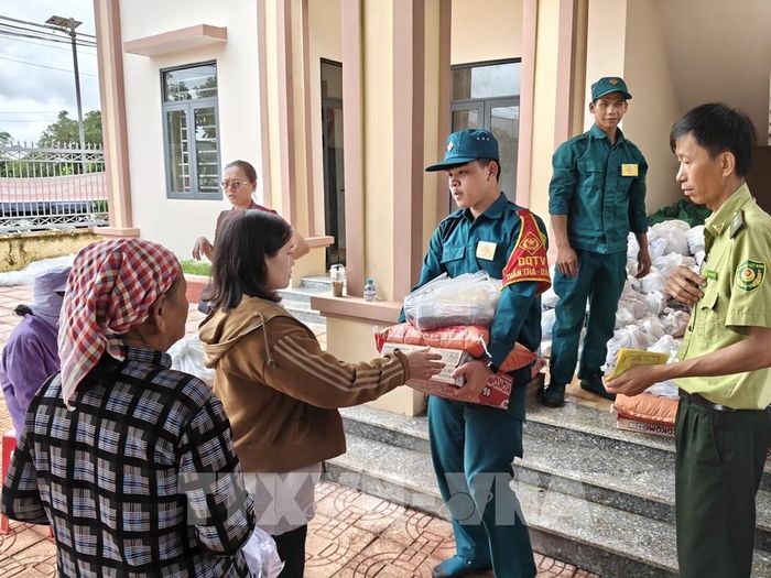 Ngoài khám bệnh miễn phí, người dân còn được tặng quà. Ảnh: K GƯỈH-TTXVN
