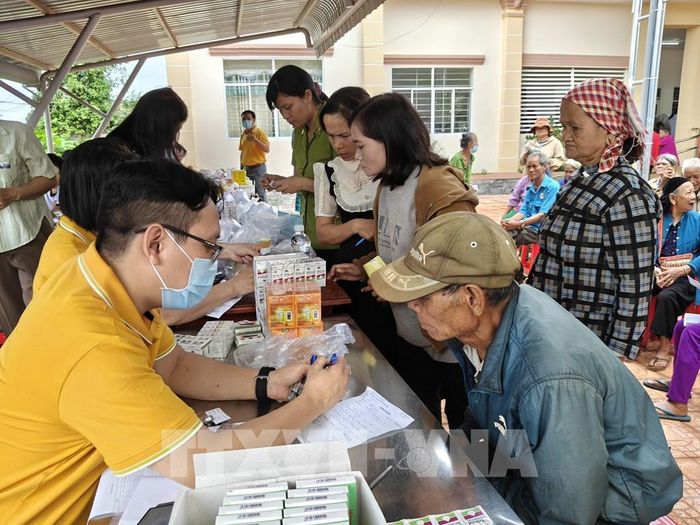Các y, bác sĩ tư vấn sức khỏe cho người dân. Ảnh: K GƯỈH-TTXVN