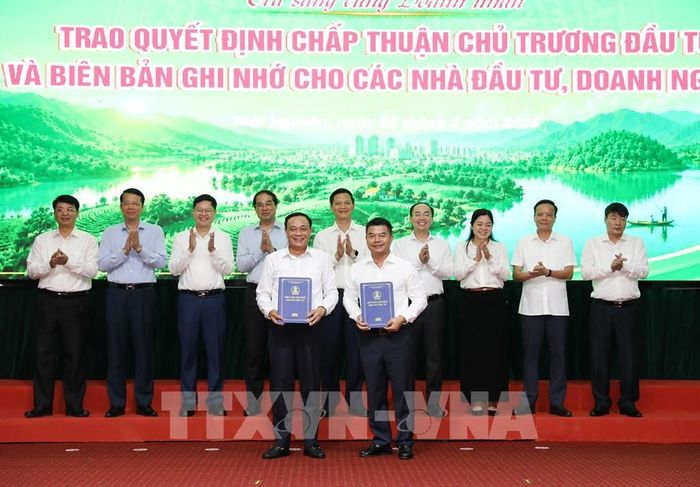 Trong khuôn khổ chương trình, UBND tỉnh đã trao Quyết định chấp thuận chủ trương đầu tư và Giấy chứng nhận đăng ký đầu tư cho nhiều dự án quan trọng tại khu vực phía Bắc.Ảnh: Vũ Hoàng Giang - TTXVN