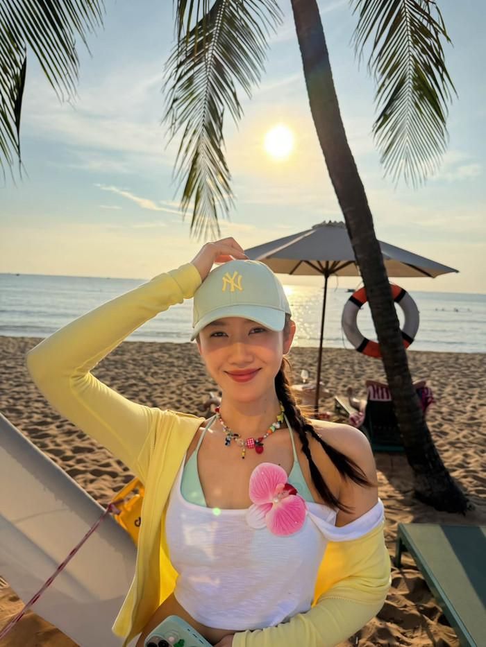 Thúy Ngân khoe khéo vẻ quyến rũ cùng thần thái rạng ngời vạn người mê. (Nguồn: FBNV)