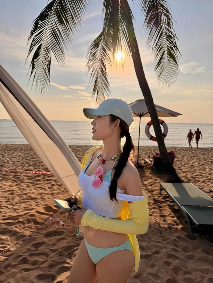 Thúy Ngân tự tin khoe trọn vòng eo phẳng lì trên bãi biển. (Nguồn: FBNV)