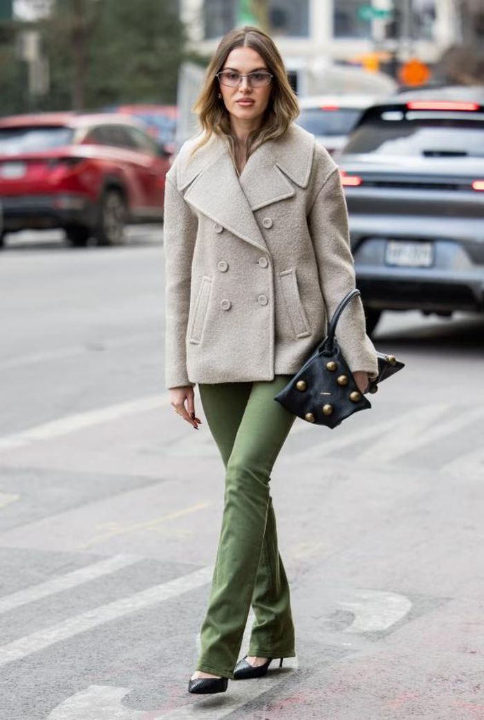 Khoác ngoài bằng áo màu camel hoặc trench coat be. Ảnh: Getty Images