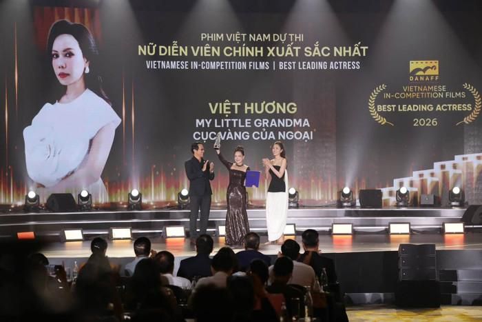 Nghệ sĩ Việt Hương hai năm liên tiếp thắng giải Nữ diễn viên chính xuất sắc nhất. Ảnh: BTC