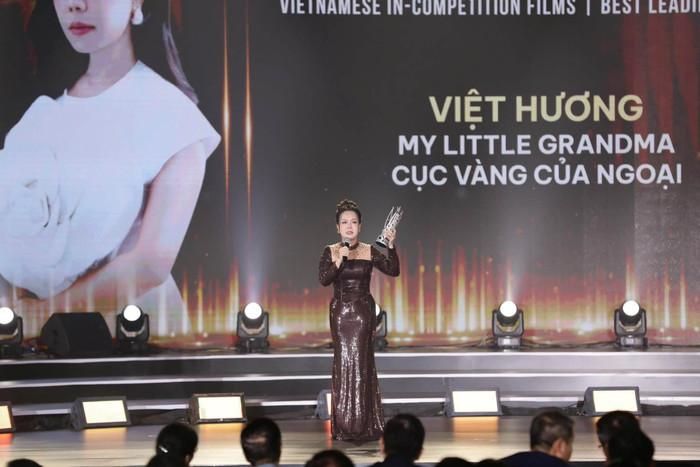 Việt Hương được vinh danh Nữ diễn viên chính xuất sắc tại DANAFF IV với vai bà Hậu trong Cục vàng của ngoại. Ảnh: DANAFF.