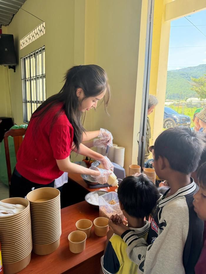 Hoa hậu Thanh Thủy thường xuyên làm các hoạt động thiện nguyện. (Nguồn: FBNV)
