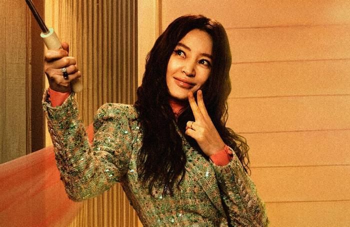 Bộ phim hài đen kể về một cặp đôi influencer nổi tiếng và cặp vợ chồng bác sĩ sống cạnh nhà đang trong quá trình ly hôn đầy căng thẳng. Cuộc sống của họ đảo lộn khi tất cả bị cuốn vào một bí mật quá lớn, khiến ngay cả chuyện ngoại tình cũng trở nên nhỏ bé.
