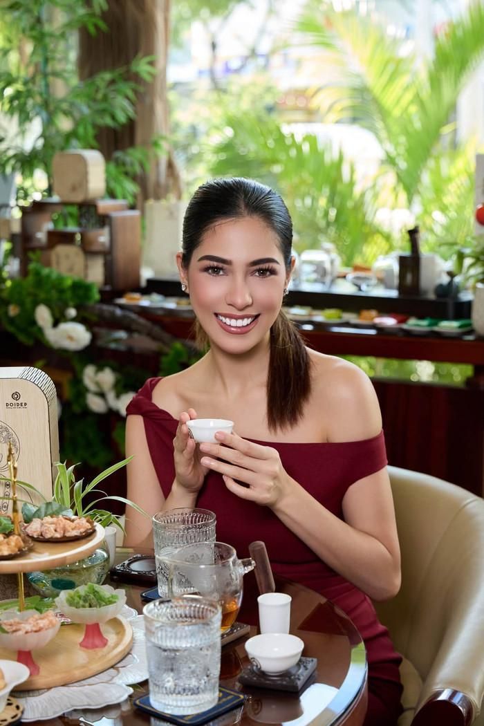 Á hậu Chelsea Fernandez khoe trọn bờ vai trần gợi cảm. (Nguồn: FBNV)