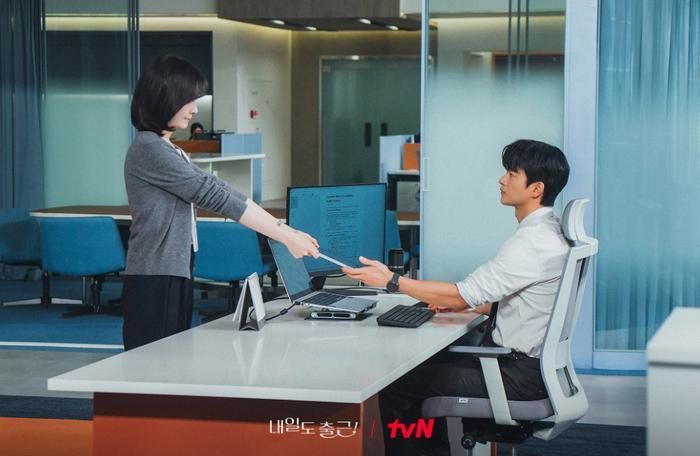 Ji Yoon bắt đầu tự hỏi vì sao mình lại thấy khó chịu khi vợ cũ Kang Si Woo gọi tên anh một ccash thân mật. 