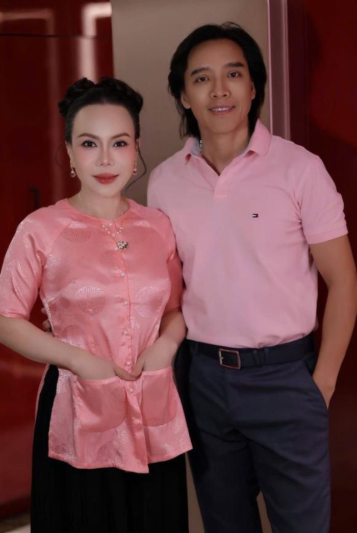 Hai vợ chồng Việt Hương rất thích diện đồ cùng màu. Ảnh: FBNV