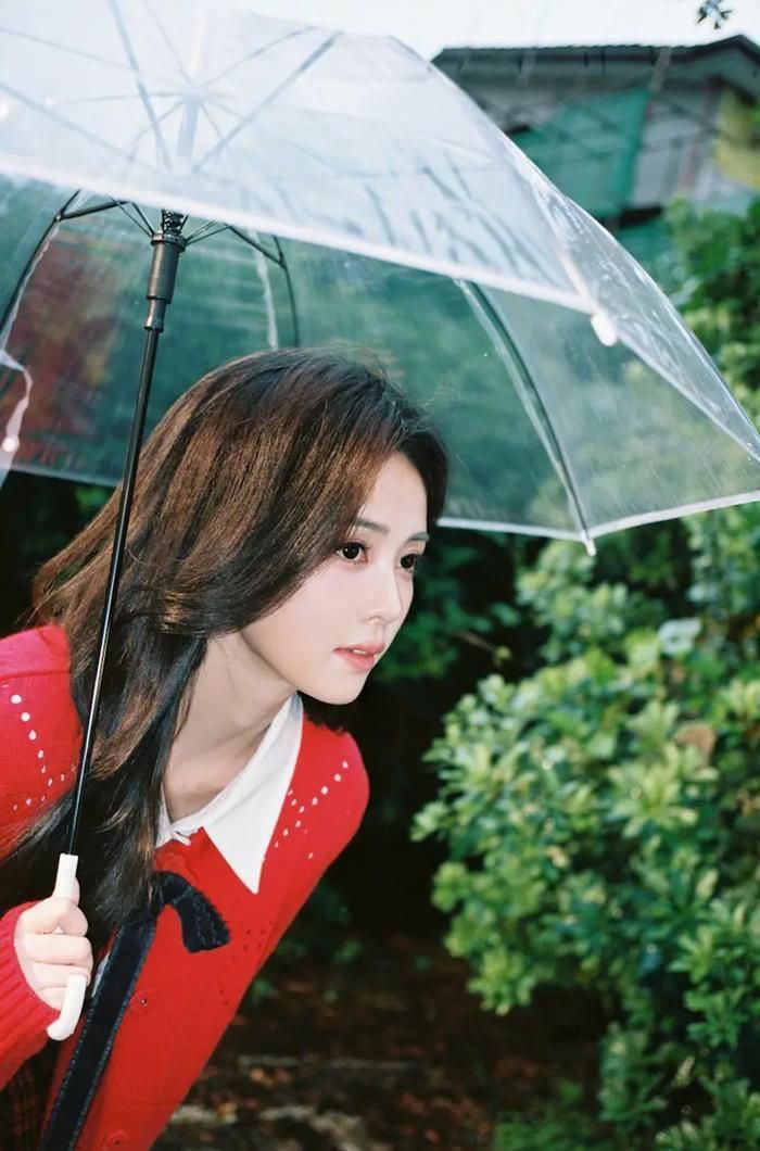 Bạch Lộc vẫn ghi điểm nhờ thần thái mềm mại và nét đẹp thanh thoát (Ảnh: Weibo).