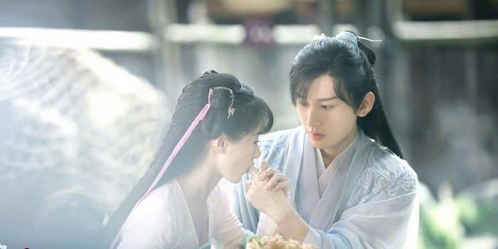 Lưu Ly Mỹ Nhân Sát kể về Chử Toàn Cơ, cô gái sinh ra với lục thức không trọn vẹn nên không biết yêu và khó cảm nhận thế giới xung quanh. Cuộc đời nàng thay đổi khi gặp Vũ Tư Phượng, đệ tử Ly Trạch Cung luôn âm thầm bảo vệ nàng. Trong hành trình đồng hành, Toàn Cơ dần phát hiện thân phận thật có liên quan đến Chiến thần từng khiến Thiên giới chấn động, còn Tư Phượng phải trải qua nhiều kiếp nạn để giữ trọn tình cảm. Thành Nghị và Viên Băng Nghiên là hai gương mặt chính của phim, chuyển thể từ tiểu thuyết của Thập Tứ Lang.