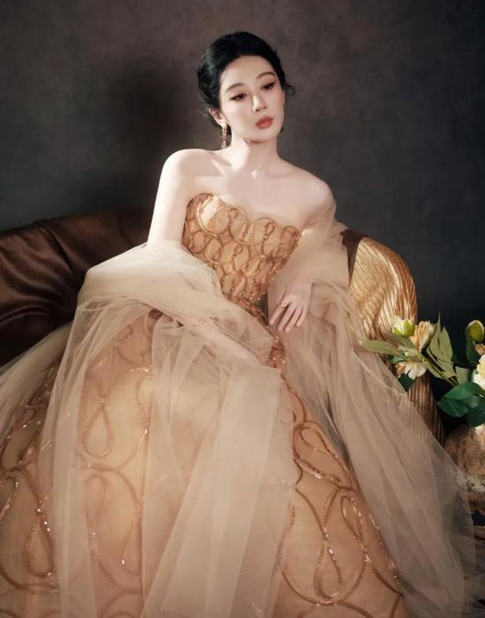 Góc nghiêng thanh tú cùng phong cách trang điểm nhẹ nhàng, quý phái giúp Dương Tử nhận về cơn mưa lời khen từ công chúng. Ảnh: Sohu