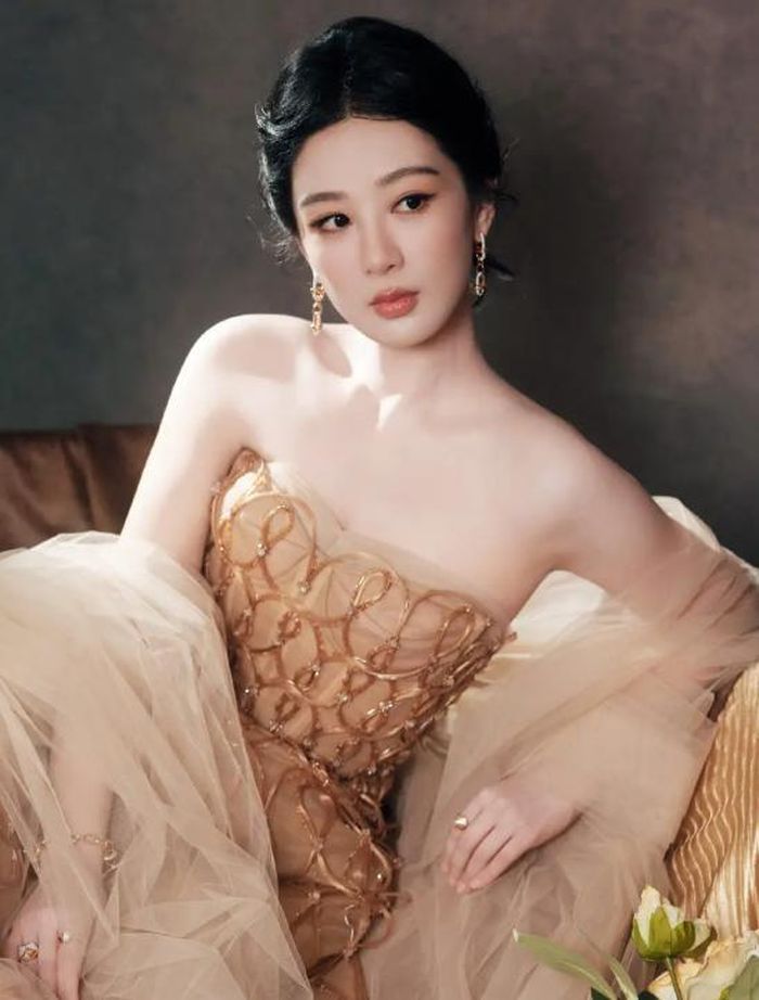 Mẫu đầm dạ hội ánh kim lấp lánh tôn lên vóc dáng thanh mảnh và những đường cong quyến rũ của Dương Tử. Ảnh: Sohu