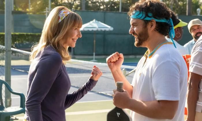 Cựu thần đồng tennis hết thời Jake Johnson tìm lại hào quang qua bộ môn "hot trend" pickleball trong tác phẩm hài thể thao The Dink của Apple TV. Ảnh: Apple TV