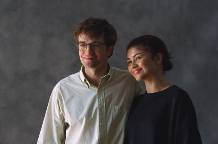 Ánh mắt đầy bí ẩn của cặp đôi Zendaya và Robert Pattinson trong The Drama bộ phim hài đen gây sốt của hãng A24 chuẩn bị lên sóng HBO Max ngày 31/7. Ảnh: NSX