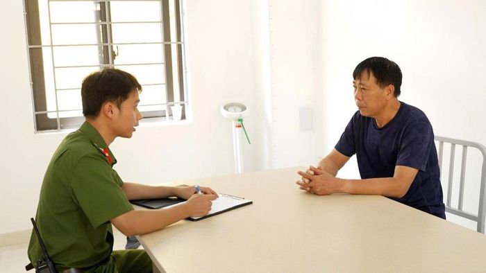 Cơ quan điều tra lấy lời khai đối tượng Phan Văn Trường. Ảnh: H.T