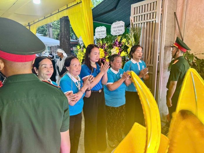 Cán bộ, hội viên Hội LHPN phường Hạc Thành đến viếng và tri ân Anh hùng Lực lượng vũ trang nhân dân Ngô Thị Tuyển