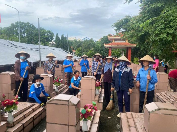 Cán bộ, hội viên phụ nữ phường Thuận Thành dọn vệ sinh khuôn viên nghĩa trang liệt sĩ, chỉnh trang Nhà bia tưởng niệm