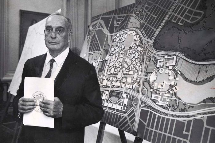Nhà quy hoạch Robert Moses là biểu tượng của tư duy tái phát triển đô thị quy mô lớn tại Hoa Kỳ sau Chiến tranh thế giới thứ hai. Những tranh luận xung quanh các dự án của ông góp phần hình thành lý thuyết "Urban Growth Machine" và đặt nền tảng cho các phản biện của Jane Jacobs về sau. Ảnh: The New York Times