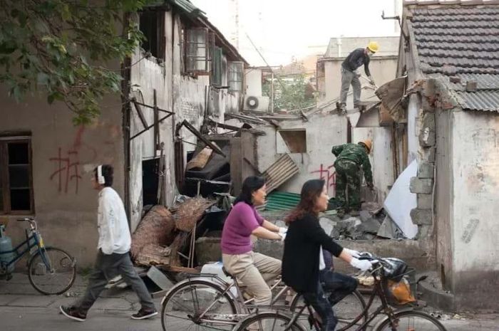 Một đội phá dỡ đang tiến hành tháo dỡ một tòa nhà thấp tầng cũ được đánh dấu bằng sơn đỏ. Khu phố này là một trong số ít những khu phố còn lại chưa bị thay thế bằng các tòa nhà chung cư cao tầng hiện đại. Ảnh: Al Jazeera