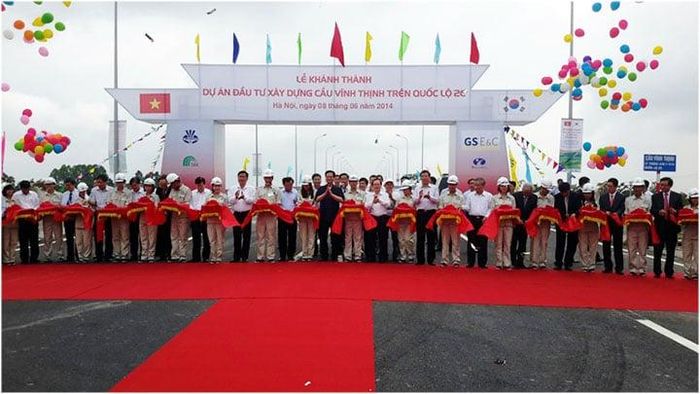 Dự án cầu Vĩnh Thịnh trên quốc lộ 2C vượt sông Hồng dài hơn 5,4km, tổng mức đầu tư 137 triệu USD (vốn vay ODA của Hàn Quốc 100 triệu USD và vốn đối ứng của Chính phủ Việt Nam 37 triệu USD). Ảnh: Coninco.com.vn.