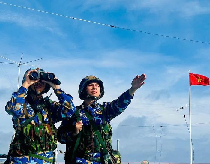 Chiến sĩ Nhà giàn thực hiện nhiệm vụ quan sát phát hiện các mục tiêu trên biển. Ảnh: Tiểu đoàn DK1